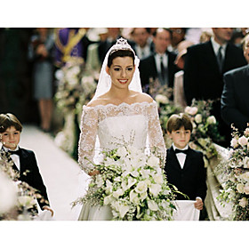 anne hathaway wedding dress